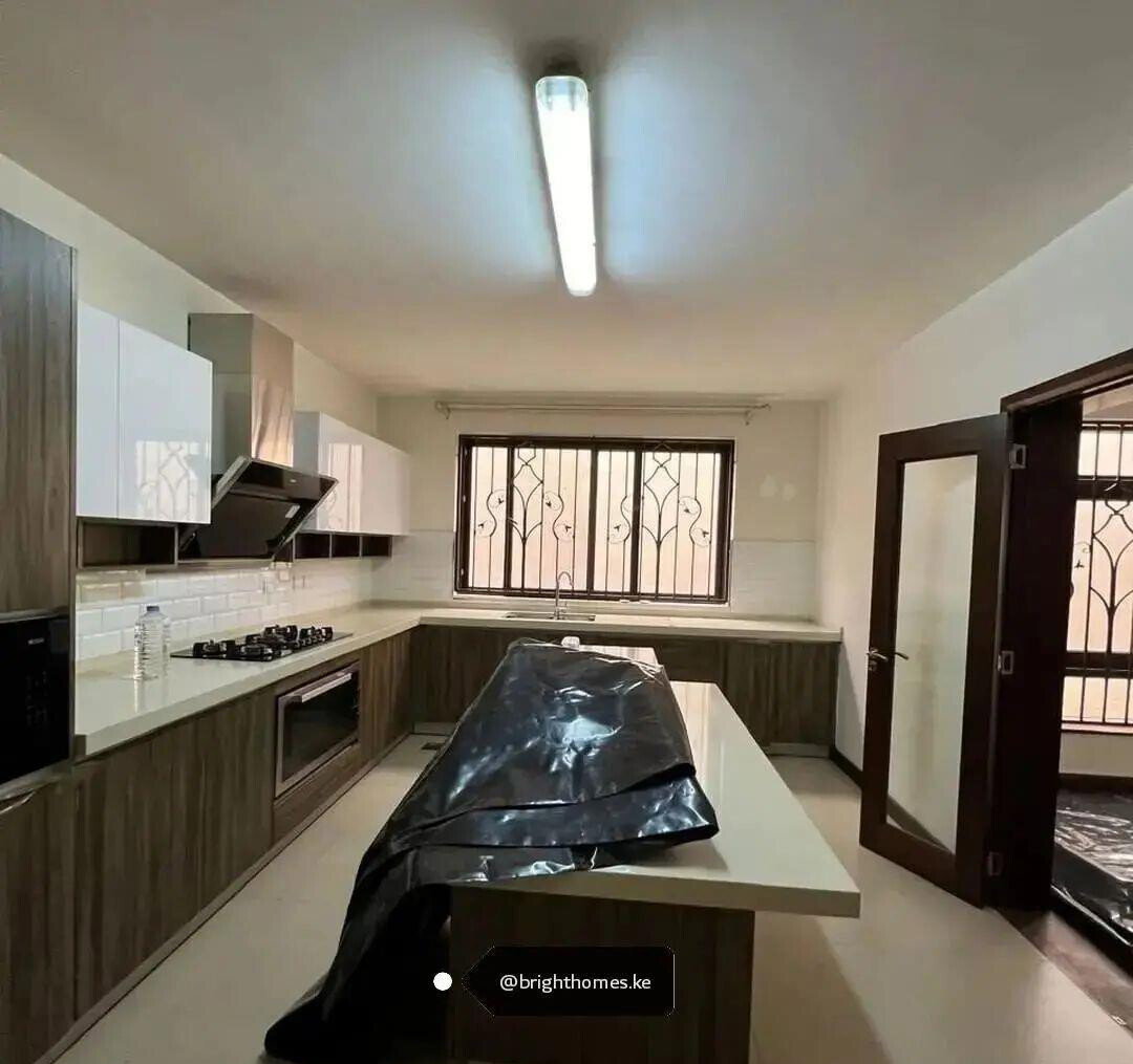 Modern 5-Ensuite Villa with DSQ & Front Garden - Lavington
