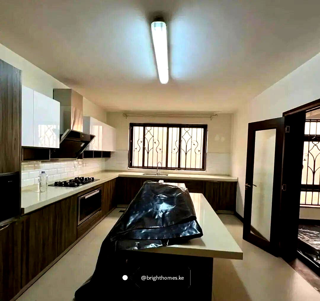 Modern 5-Ensuite Villa with DSQ & Front Garden - Lavington