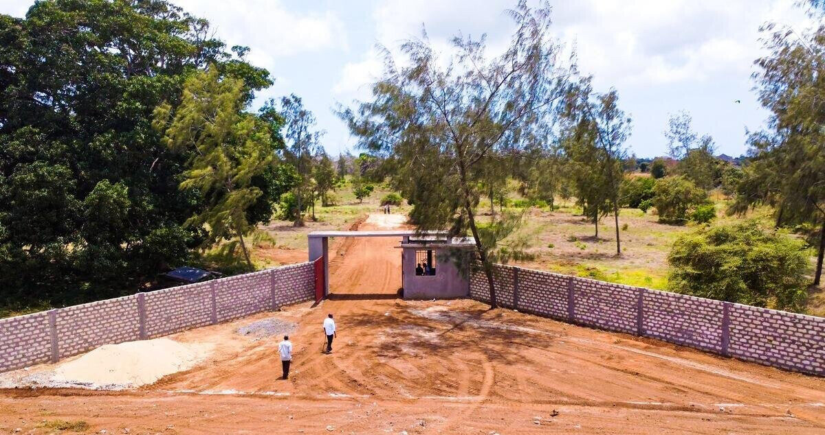 KSh 2.4M Garden Plot with Parking