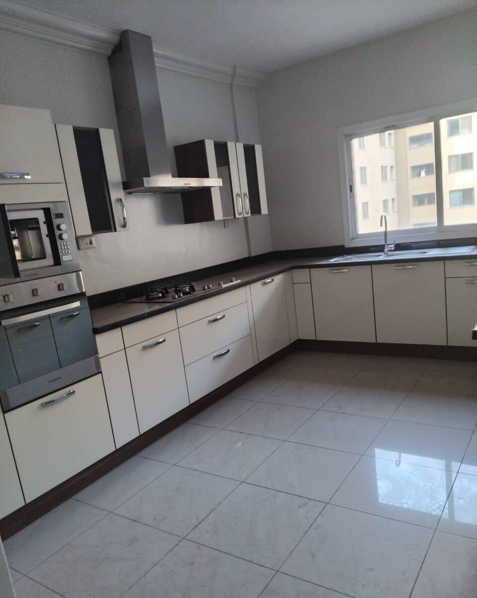 Spacious 3BR with Scenic Views & Gym - Kileleshwa