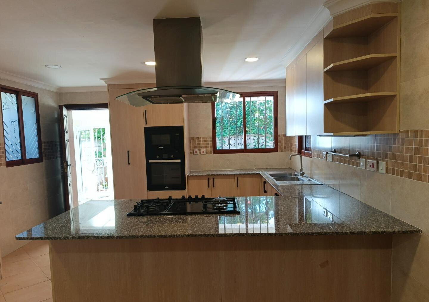 5-Ensuite Townhouse with Sunken Lounge & Pool - Spring Valley