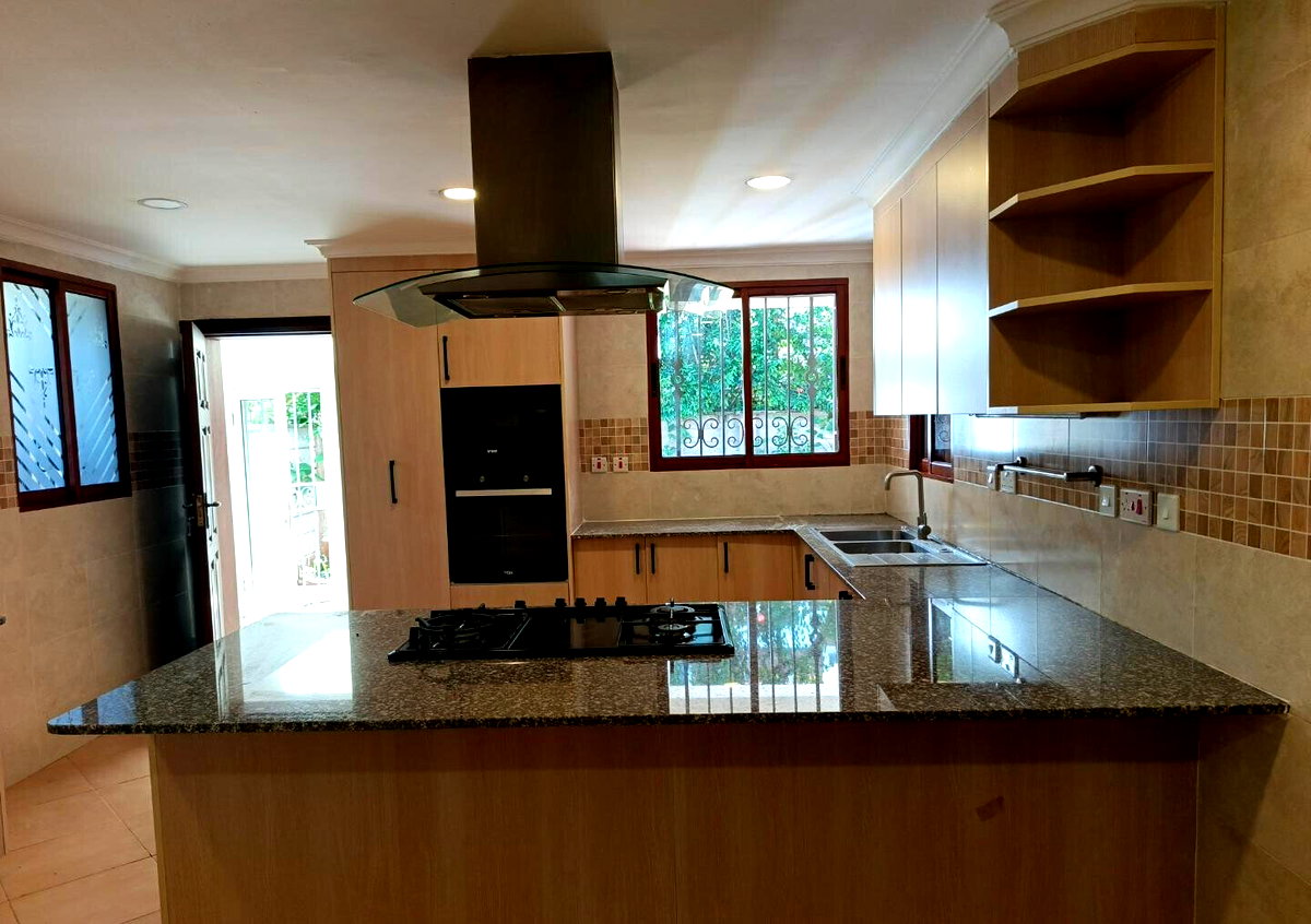 5-Ensuite Townhouse with Sunken Lounge & Pool - Spring Valley