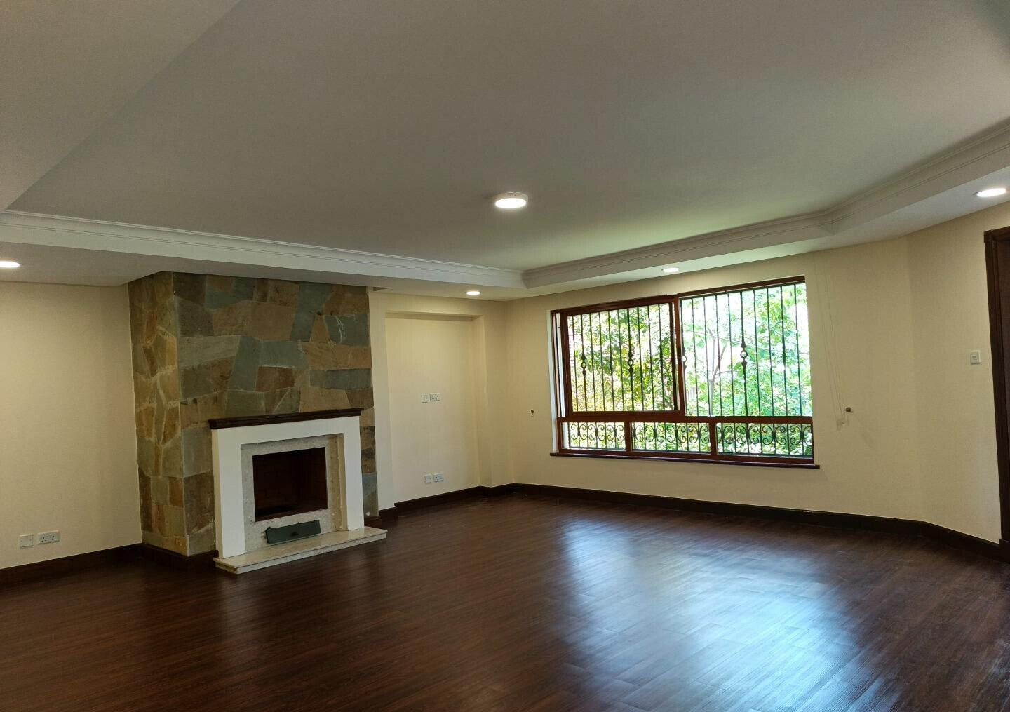 5-Ensuite Townhouse with Sunken Lounge & Pool - Spring Valley