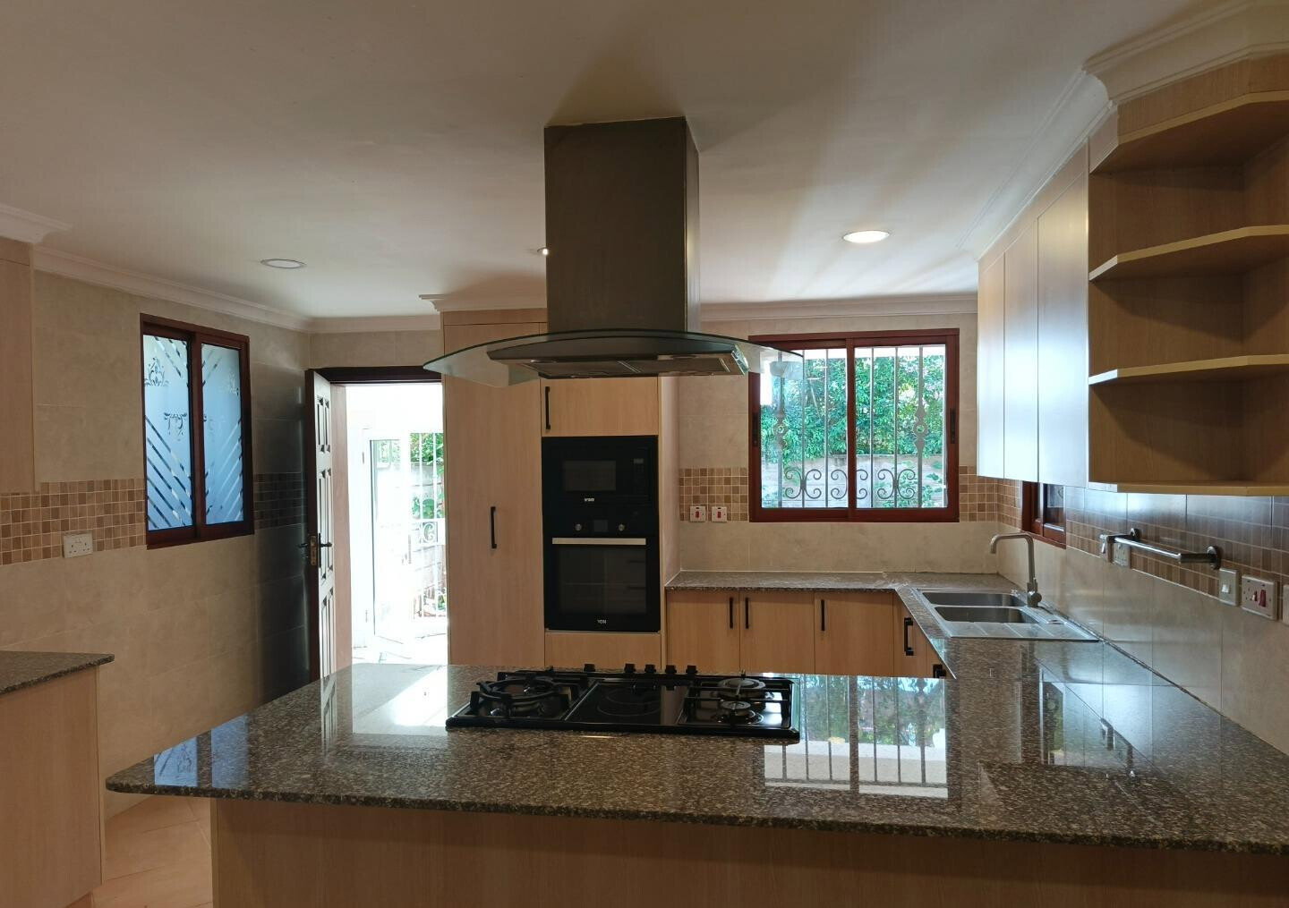5-Ensuite Townhouse with Sunken Lounge & Pool - Spring Valley