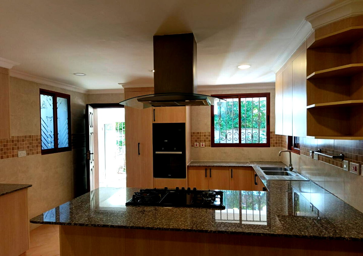 5-Ensuite Townhouse with Sunken Lounge & Pool - Spring Valley