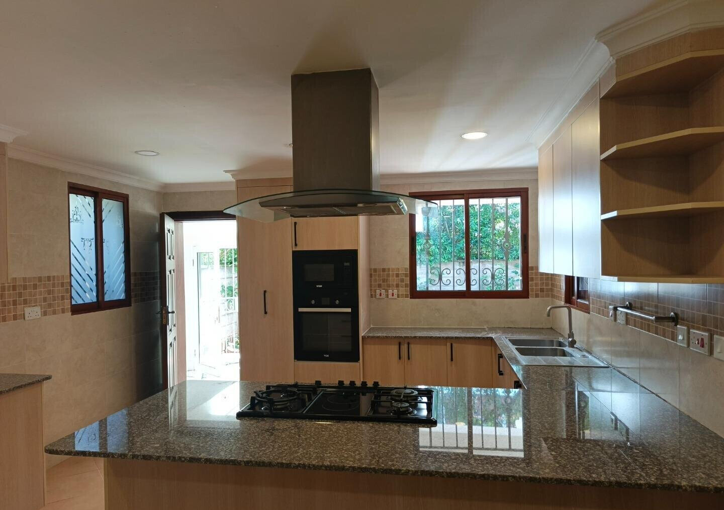 5-Ensuite Townhouse with Sunken Lounge & Pool - Spring Valley