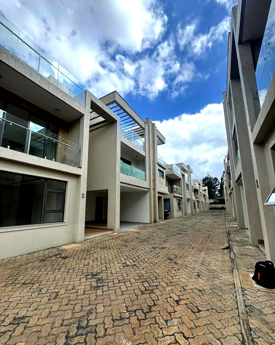 6-Ensuite Townhouse with DSQ & Rooftop Terrace - Lavington