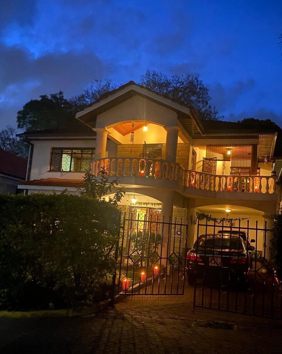 4-Ensuite Townhouse with DSQ & Mature Garden - Spring Valley