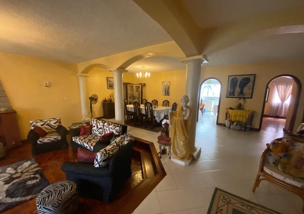 4-Ensuite Townhouse with DSQ & Mature Garden - Spring Valley