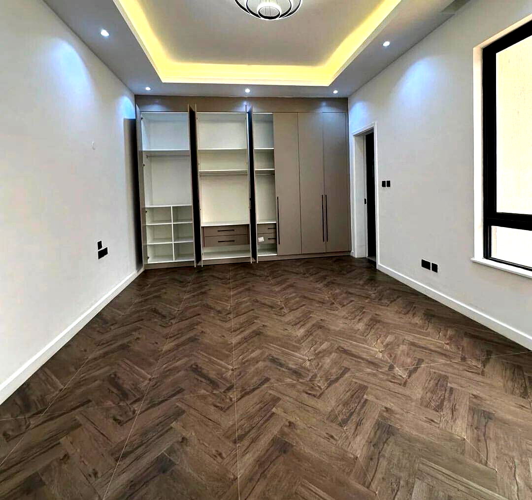 4-Ensuite Townhouse with Rooftop Terrace & High Ceilings - Lavington
