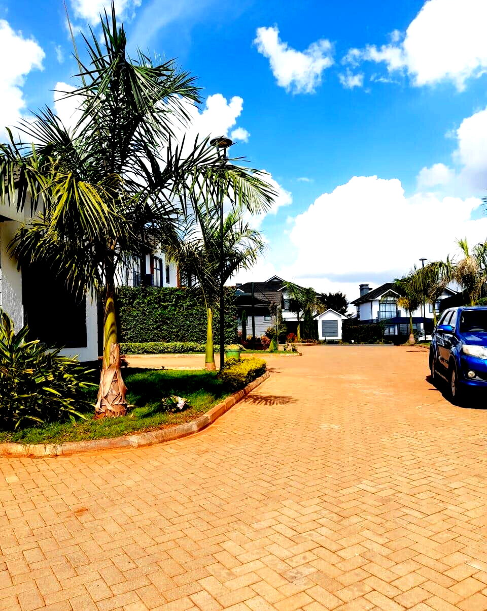 4BR All-Ensuite Townhouse with DSQ & Family Room - Runda