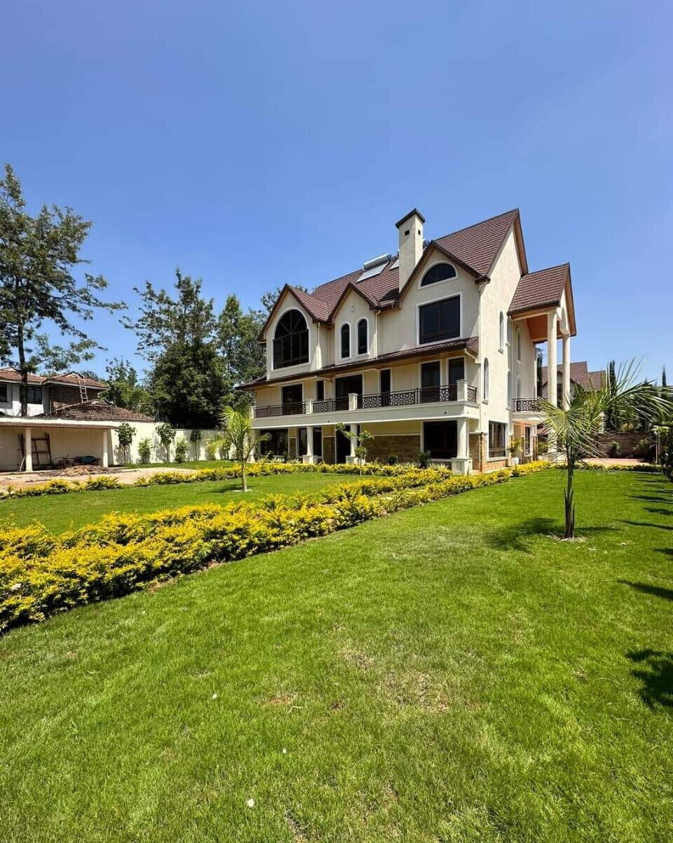 7-Ensuite Townhouse on Half-Acre with Fireplace & Staff Quarters – Karen