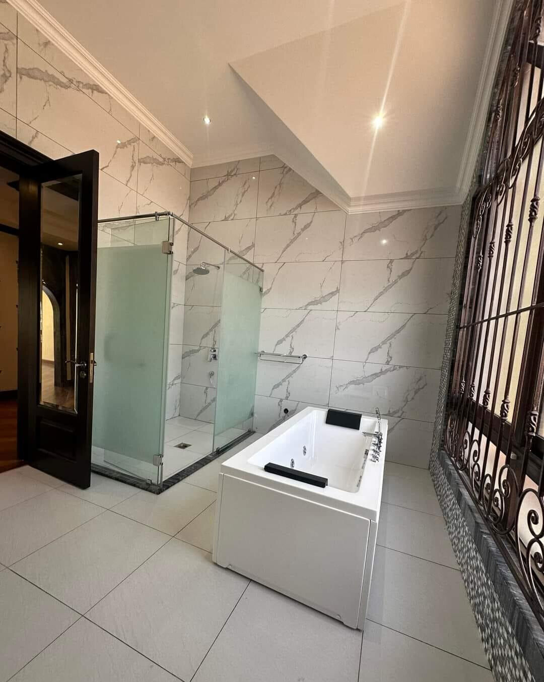 7-Ensuite Townhouse on Half-Acre with Fireplace & Staff Quarters – Karen