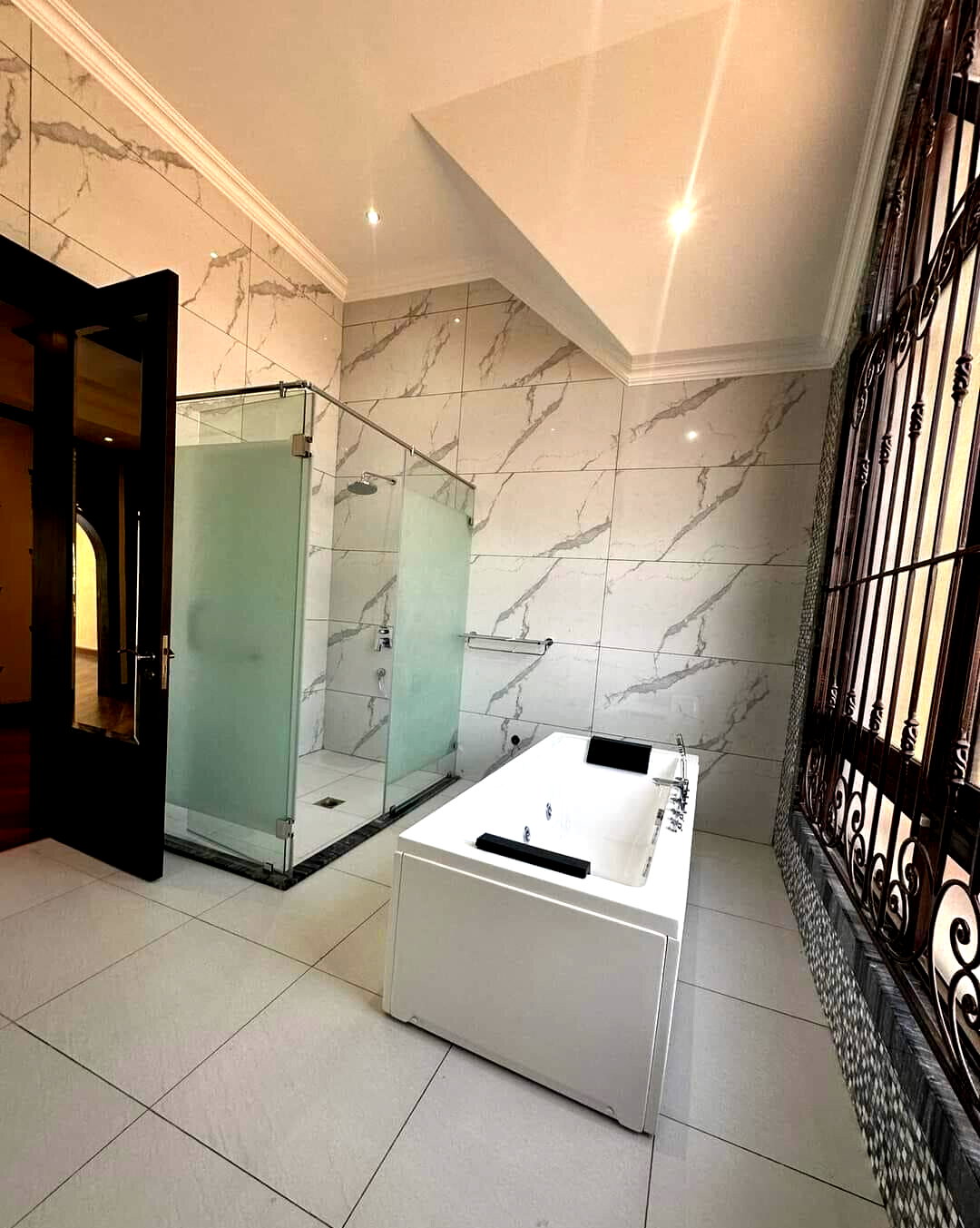 7-Ensuite Townhouse on Half-Acre with Fireplace & Staff Quarters – Karen