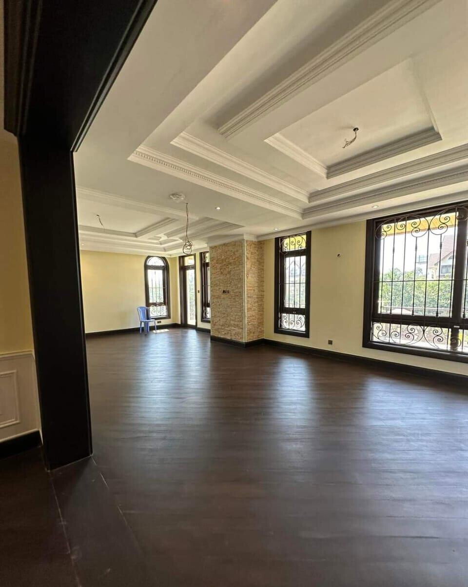 7-Ensuite Townhouse on Half-Acre with Fireplace & Staff Quarters – Karen