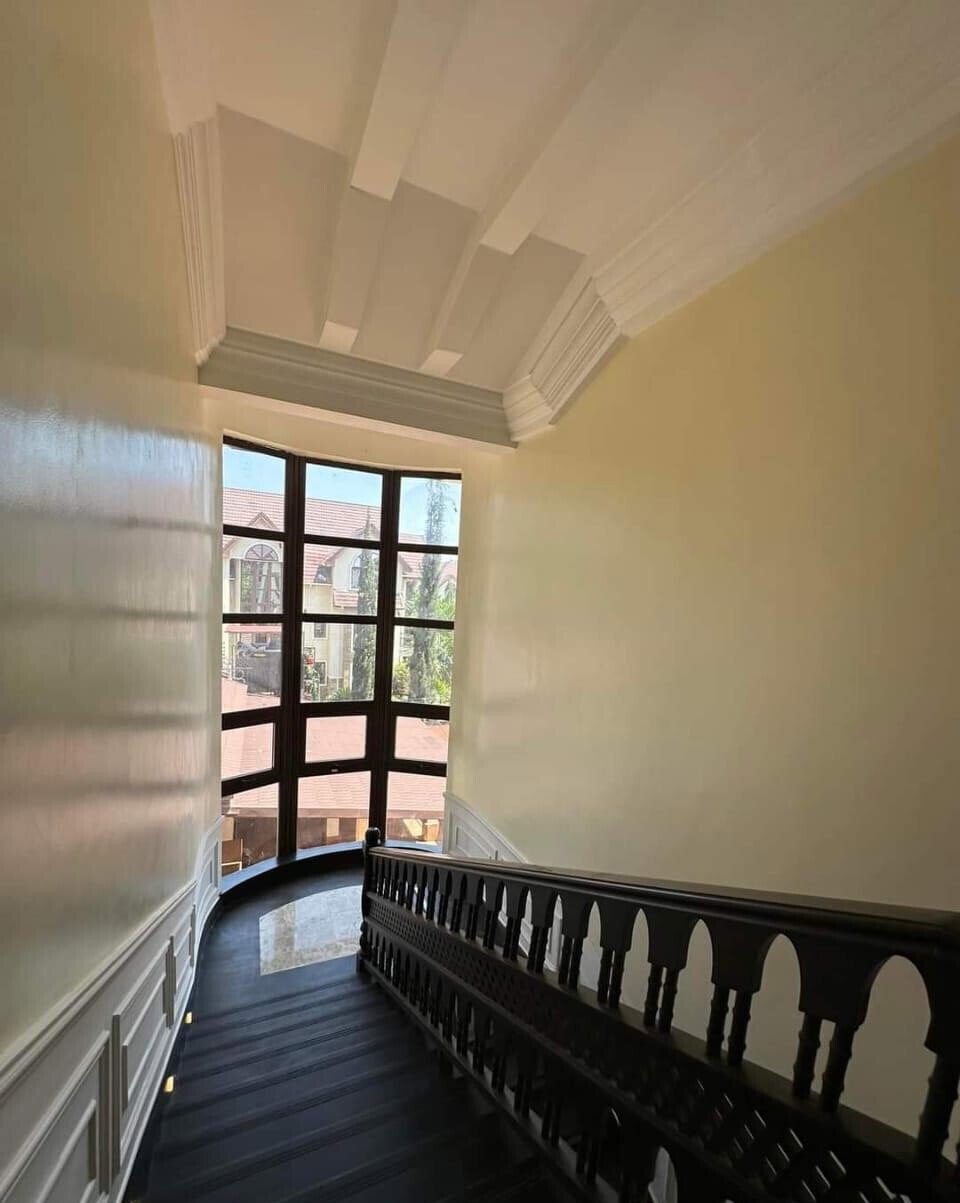 7-Ensuite Townhouse on Half-Acre with Fireplace & Staff Quarters – Karen