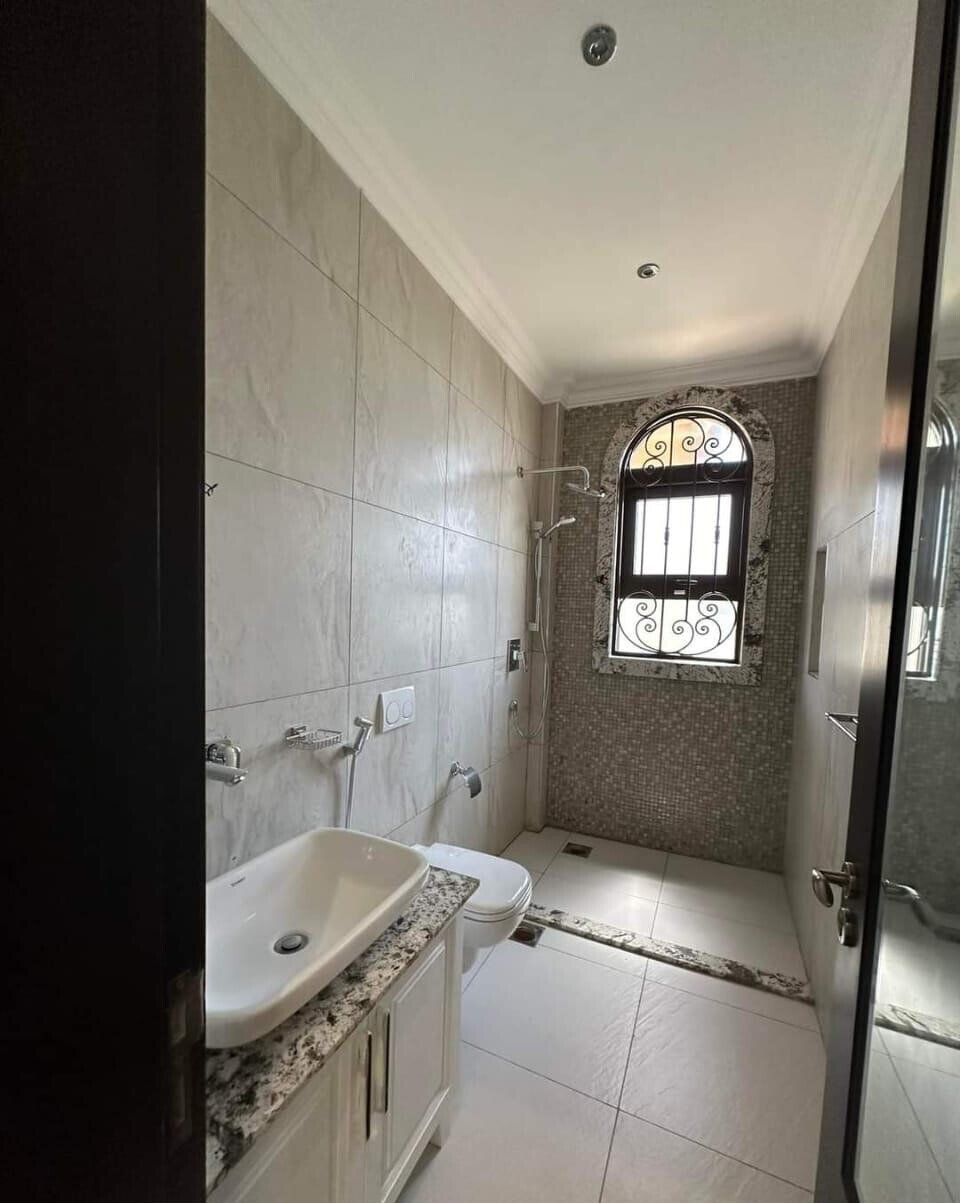 7-Ensuite Townhouse on Half-Acre with Fireplace & Staff Quarters – Karen