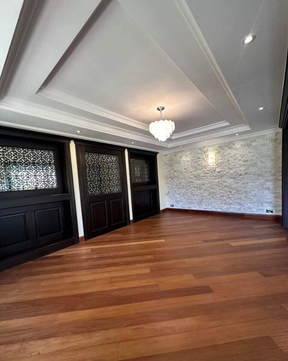 7-Ensuite Townhouse on Half-Acre with Fireplace & Staff Quarters – Karen