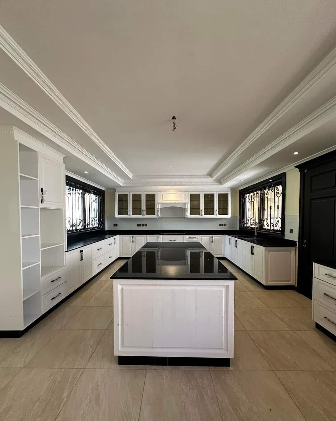 7-Ensuite Townhouse on Half-Acre with Fireplace & Staff Quarters – Karen