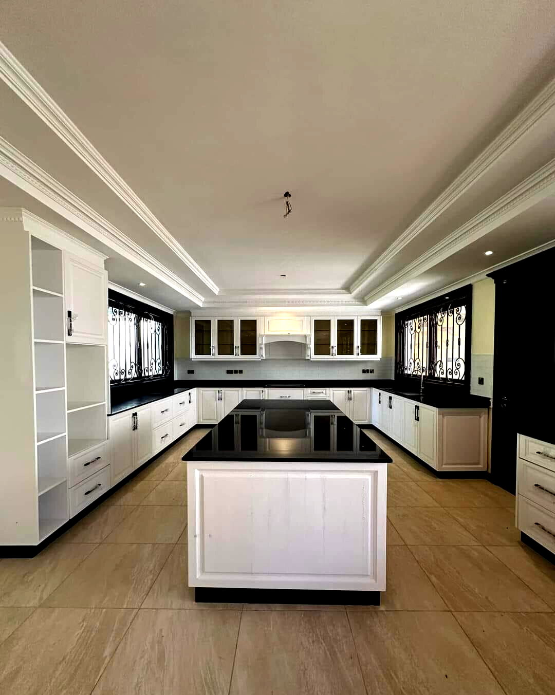 7-Ensuite Townhouse on Half-Acre with Fireplace & Staff Quarters – Karen