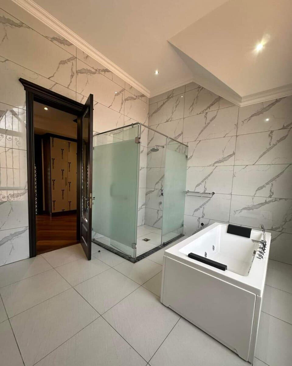 7-Ensuite Townhouse on Half-Acre with Fireplace & Staff Quarters – Karen