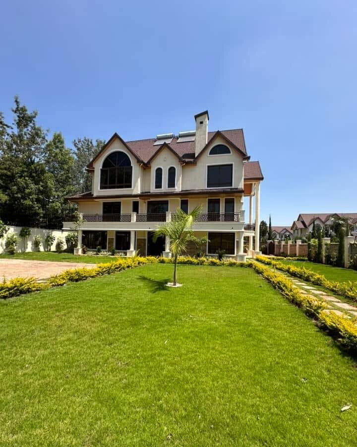 7-Ensuite Townhouse on Half-Acre with Fireplace & Staff Quarters – Karen