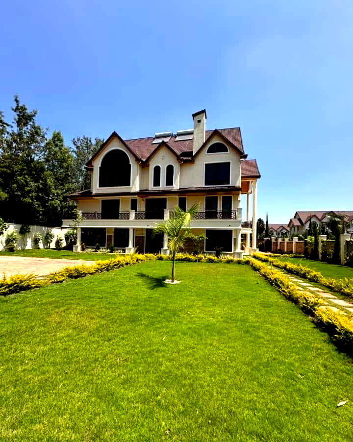 7-Ensuite Townhouse on Half-Acre with Fireplace & Staff Quarters – Karen