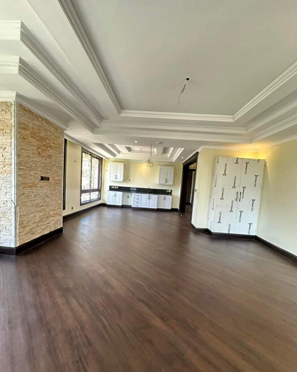 7-Ensuite Townhouse on Half-Acre with Fireplace & Staff Quarters – Karen