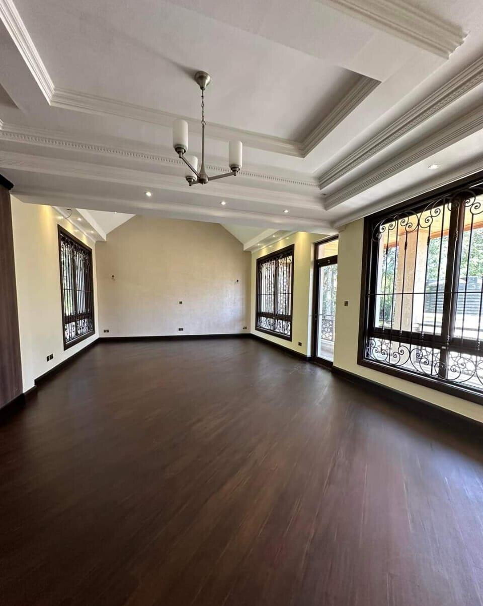7-Ensuite Townhouse on Half-Acre with Fireplace & Staff Quarters – Karen