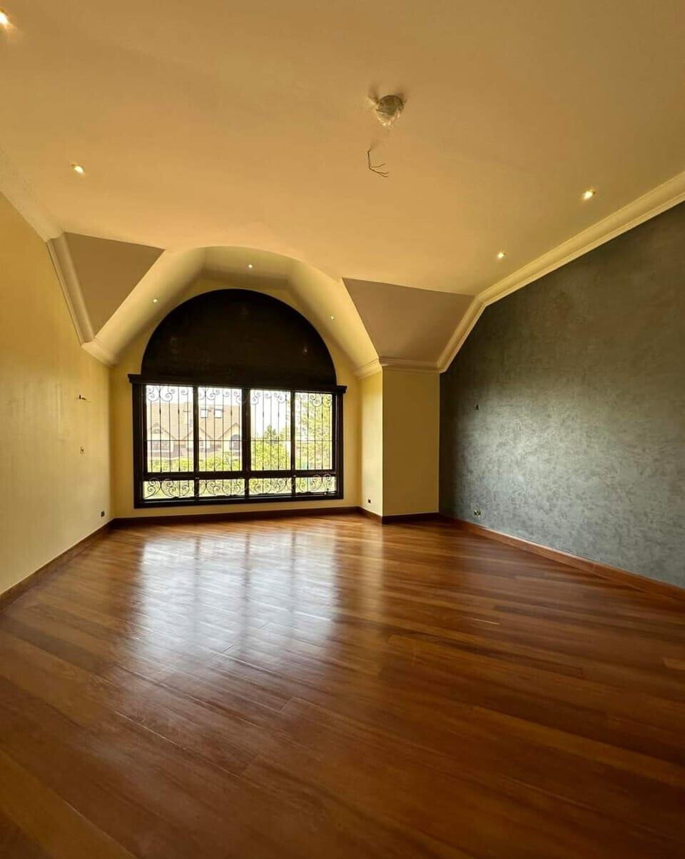 7-Ensuite Townhouse on Half-Acre with Fireplace & Staff Quarters – Karen