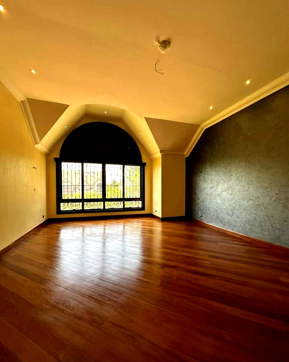 7-Ensuite Townhouse on Half-Acre with Fireplace & Staff Quarters – Karen