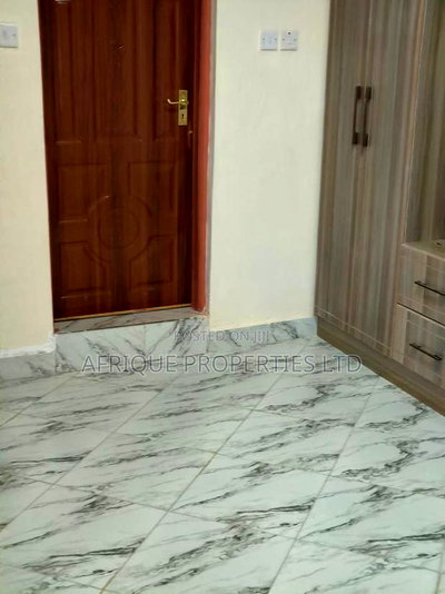 5bdrm Mansion in Membley for rent - Image 13