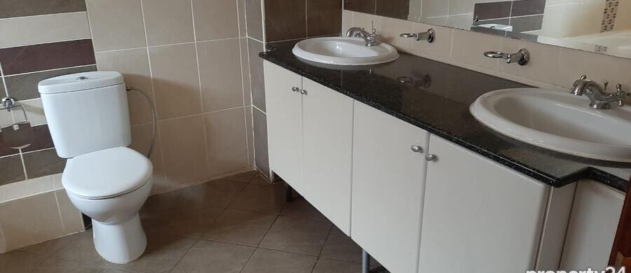4-Ensuite Townhouse with Fireplace & DSQ - Spring Valley