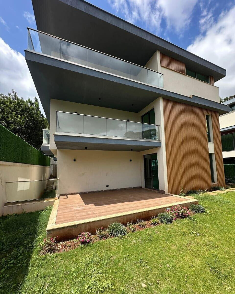 Grand 6-Bed Townhouse with DSQ & Private Garden - Lavington