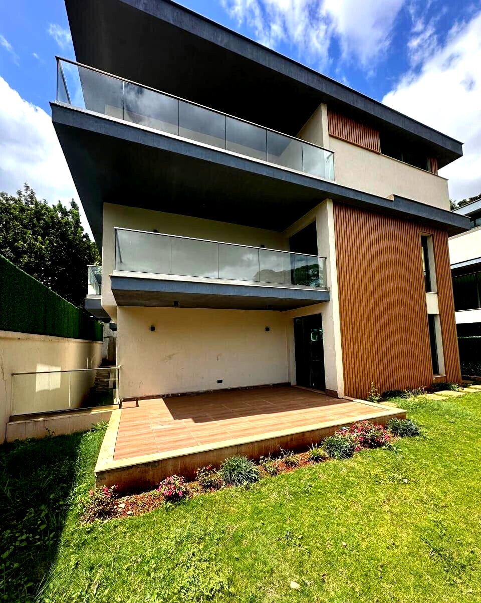 Grand 6-Bed Townhouse with DSQ & Private Garden - Lavington