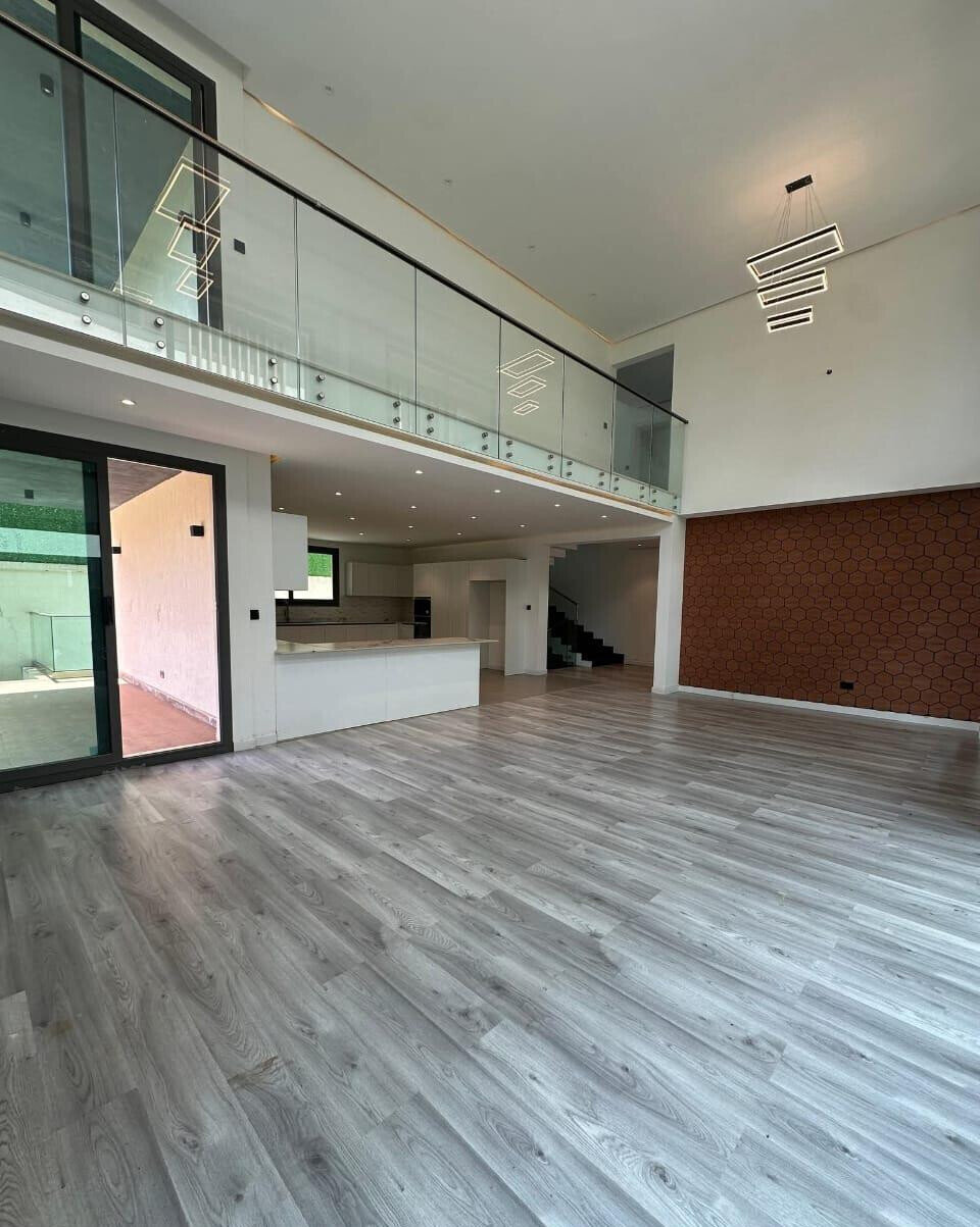 Grand 6-Bed Townhouse with DSQ & Private Garden - Lavington