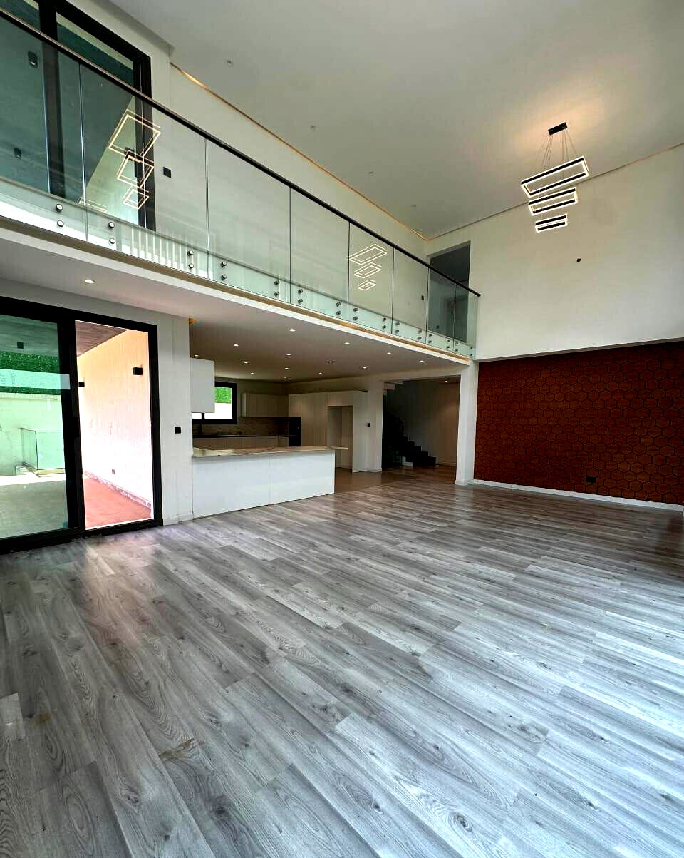 Grand 6-Bed Townhouse with DSQ & Private Garden - Lavington
