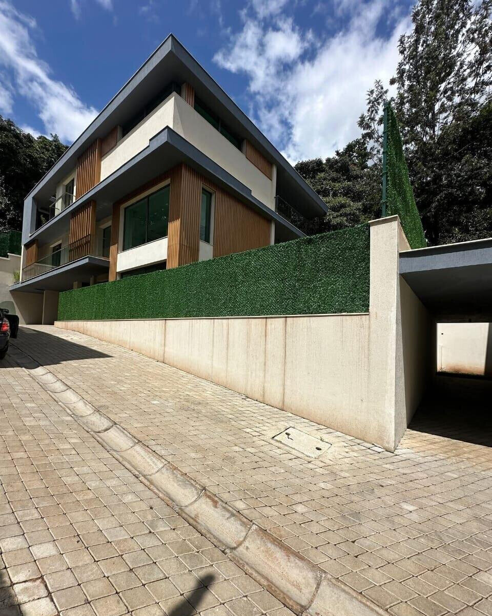 Grand 6-Bed Townhouse with DSQ & Private Garden - Lavington