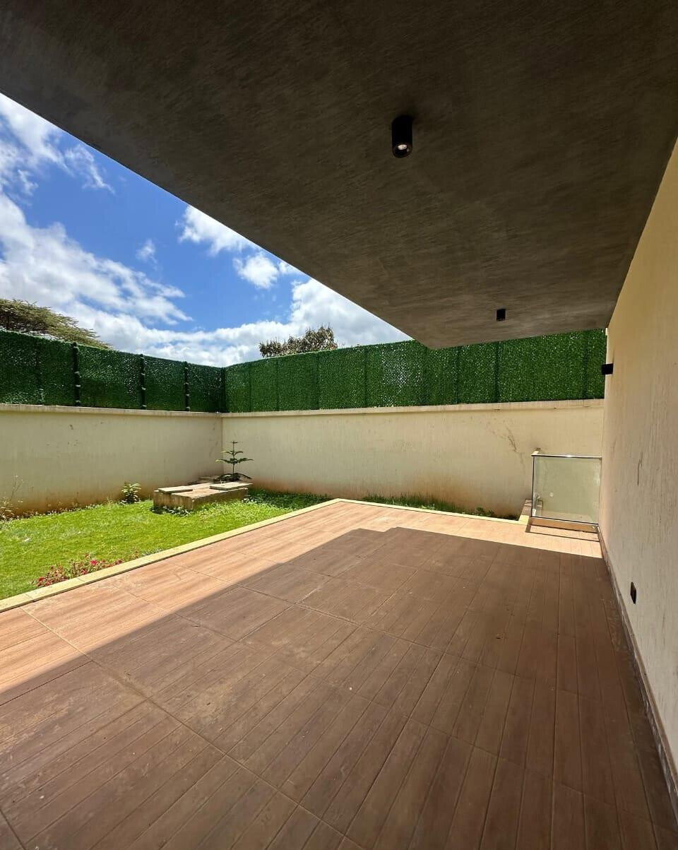 Grand 6-Bed Townhouse with DSQ & Private Garden - Lavington