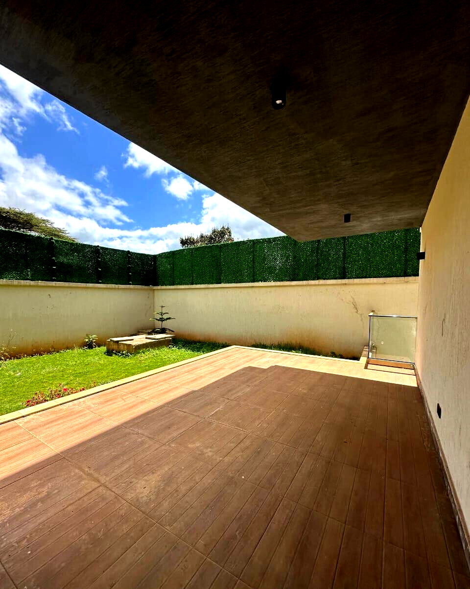 Grand 6-Bed Townhouse with DSQ & Private Garden - Lavington