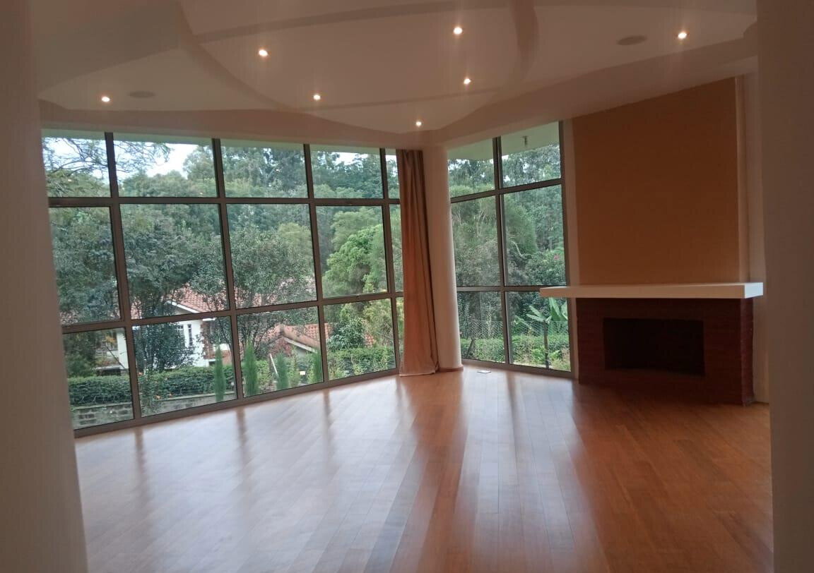 5-Ensuite Townhouse with Jacuzzi & Fireplace on Half-Acre – Karen