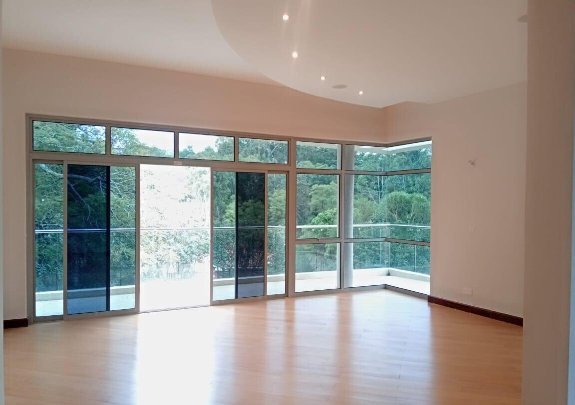 5-Ensuite Townhouse with Jacuzzi & Fireplace on Half-Acre – Karen