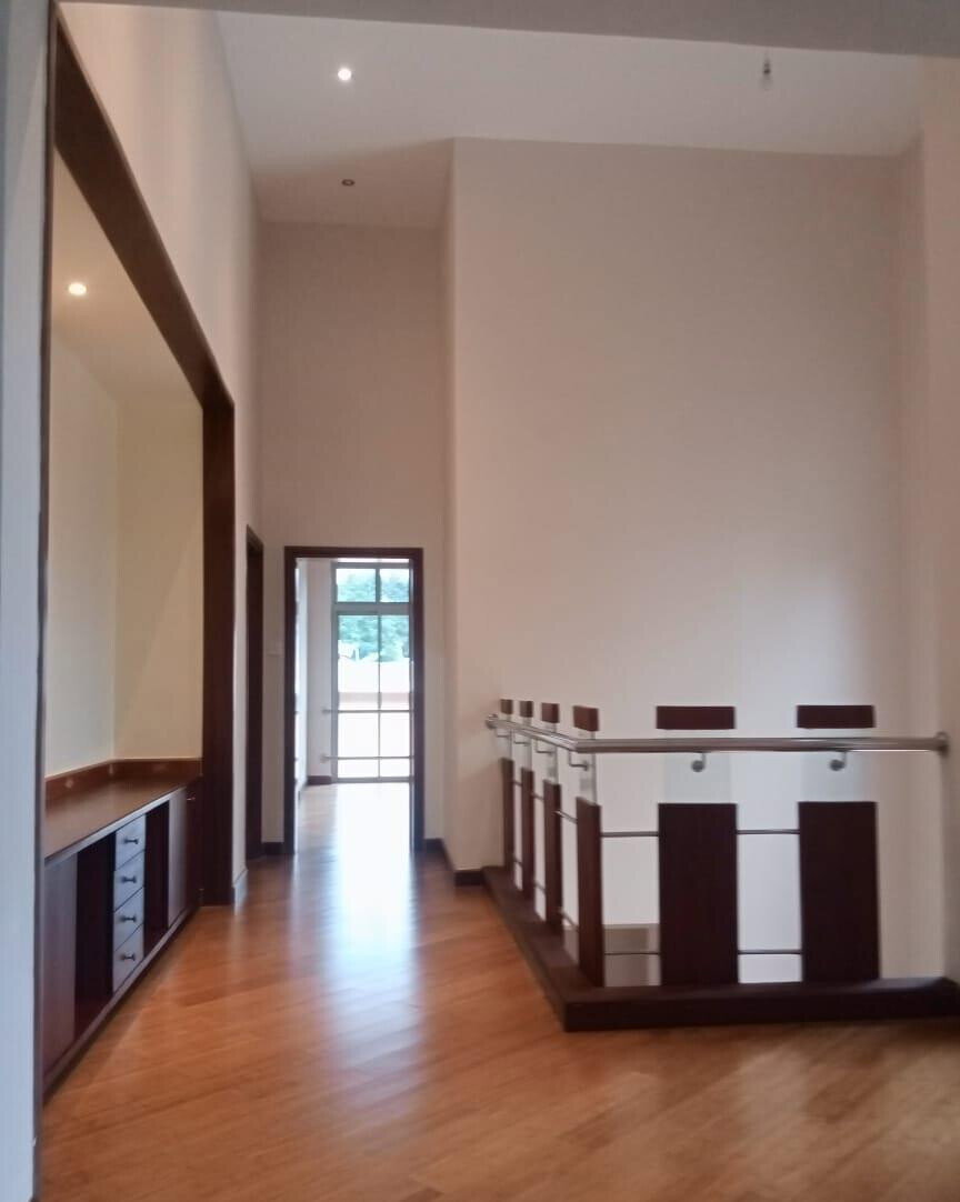 5-Ensuite Townhouse with Jacuzzi & Fireplace on Half-Acre – Karen