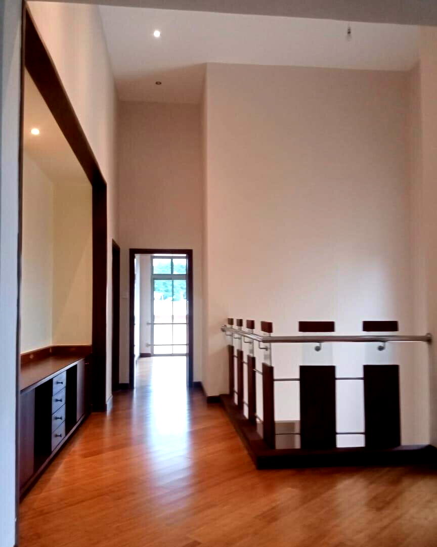 5-Ensuite Townhouse with Jacuzzi & Fireplace on Half-Acre – Karen