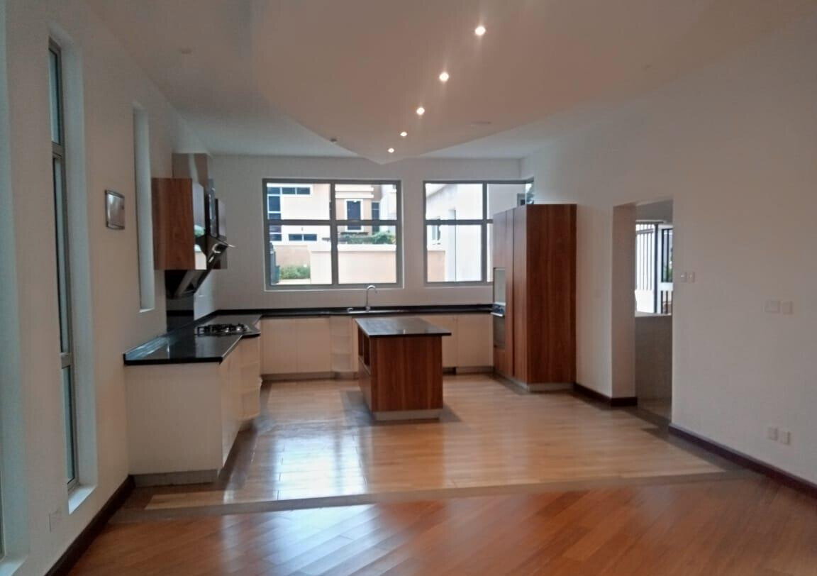 5-Ensuite Townhouse with Jacuzzi & Fireplace on Half-Acre – Karen