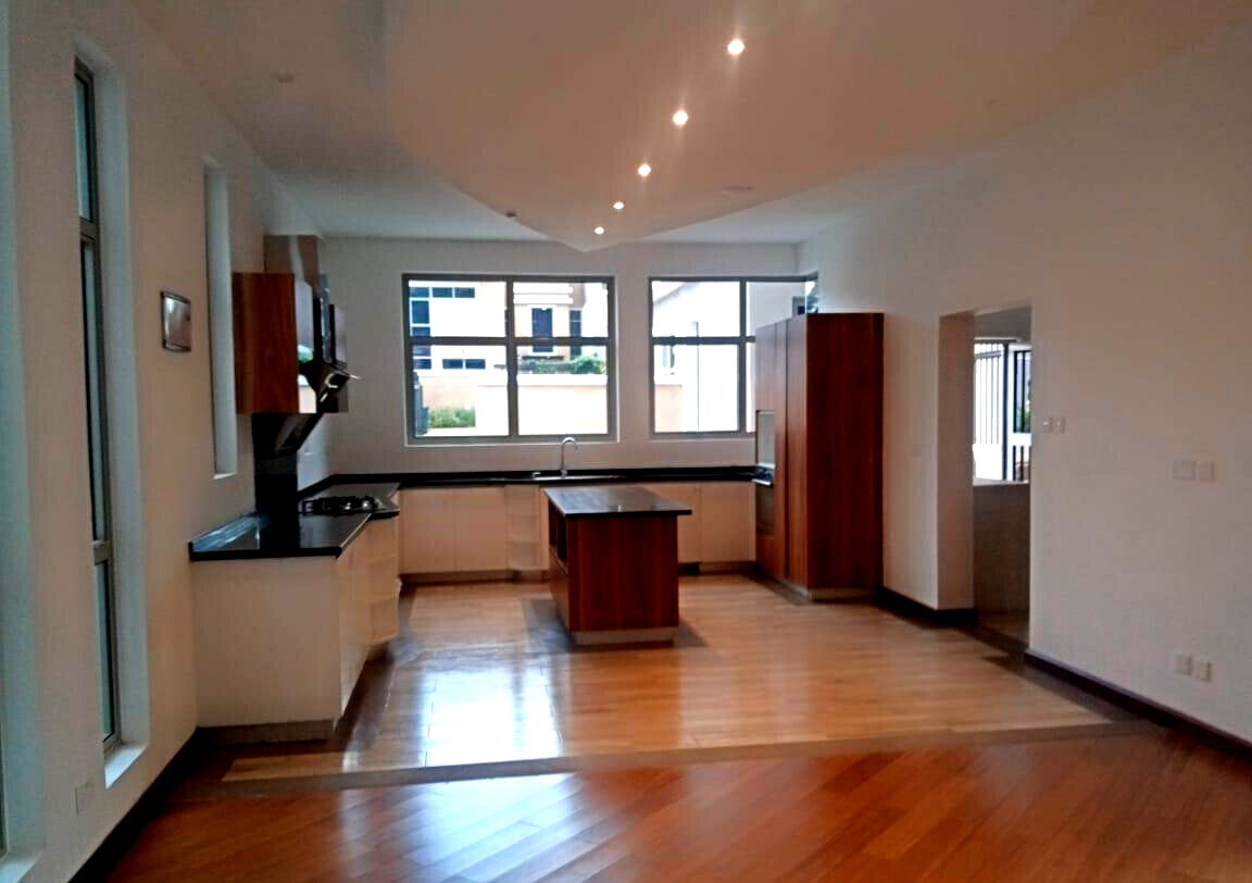5-Ensuite Townhouse with Jacuzzi & Fireplace on Half-Acre – Karen