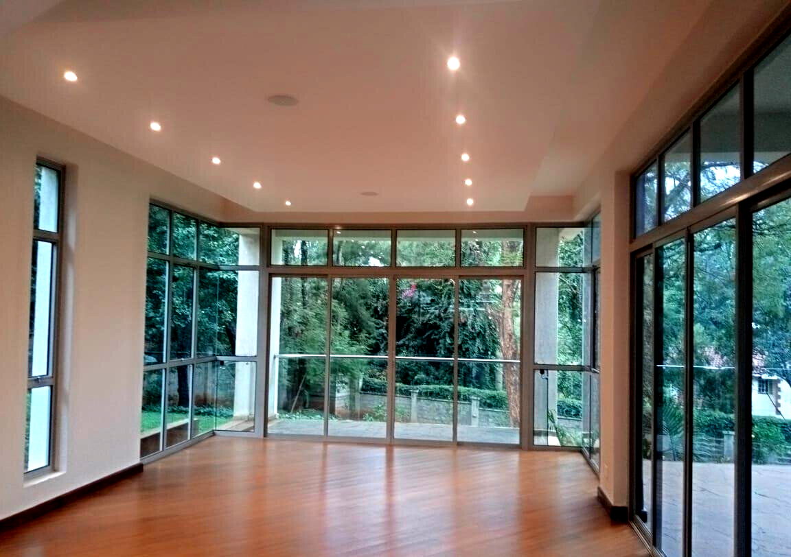 5-Ensuite Townhouse with Jacuzzi & Fireplace on Half-Acre – Karen