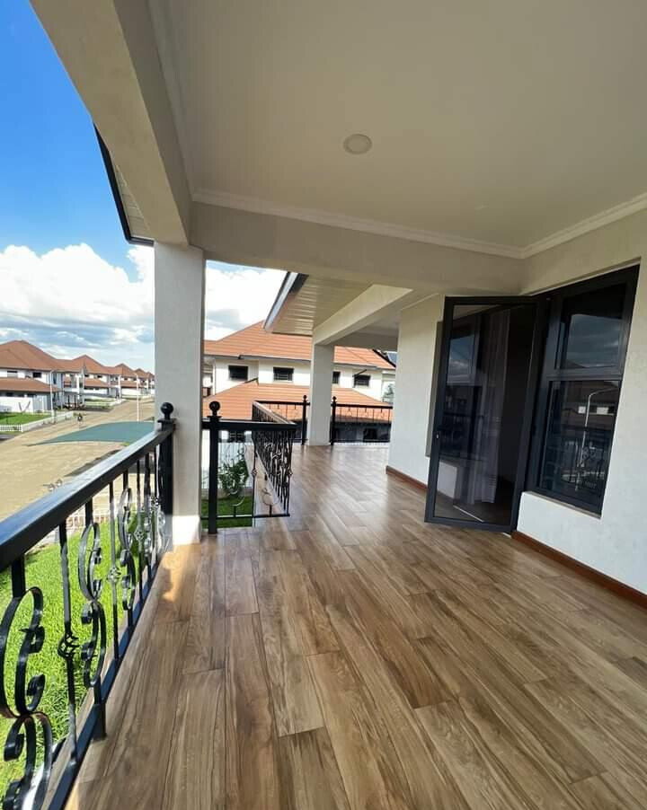 5 En-Suite Bedroom Townhouse with DSQ & Clubhouse - Parklands