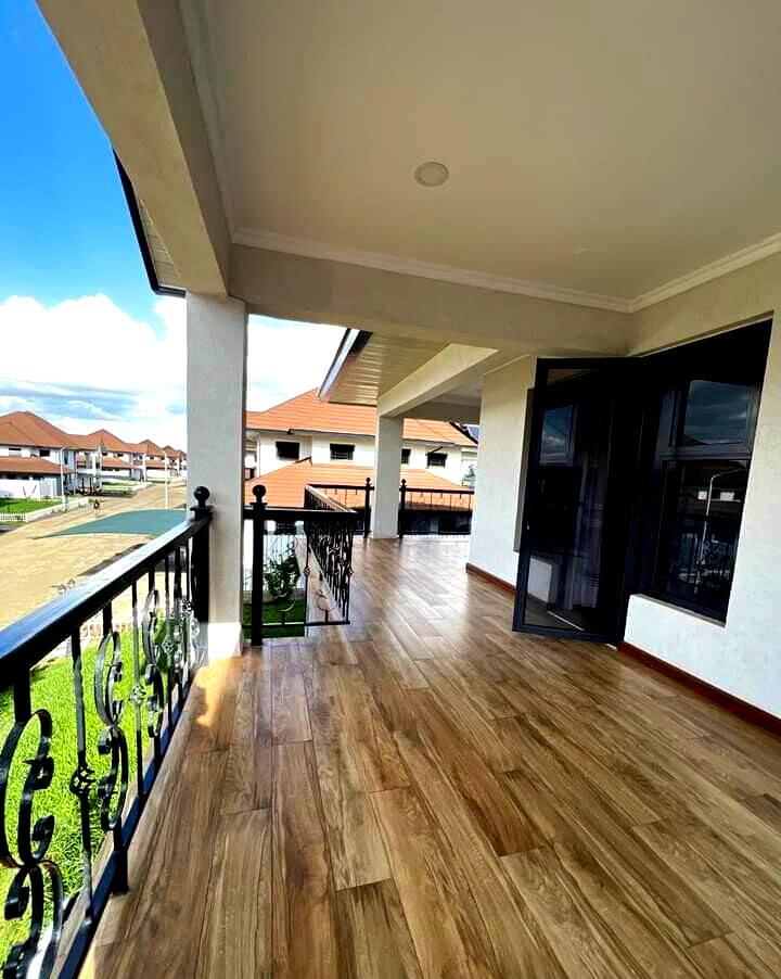 5 En-Suite Bedroom Townhouse with DSQ & Clubhouse - Parklands