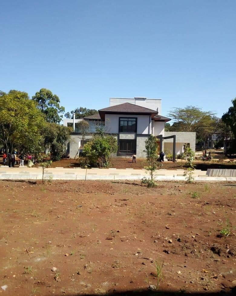 5-Ensuite Townhouse with Fireplace & Sunken Lounge – Karen